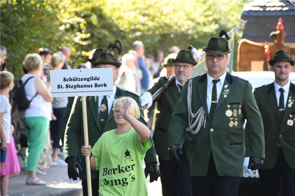 Schützenfest in Bork: Eintritt zum Schützenball erst ab 16 Jahren Den Festumzug durch das Dorf werden sich viele Menschen nicht entgehen lassen.