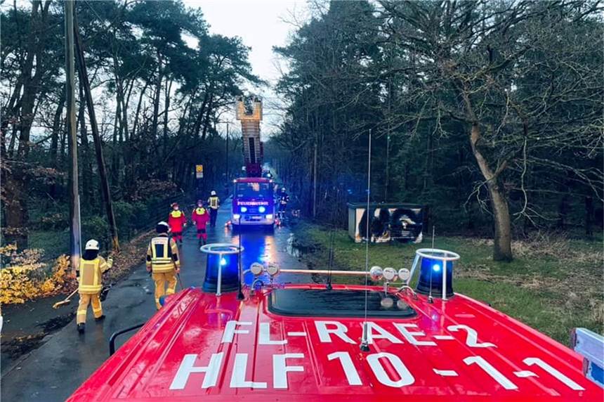 Warnung vor Orkanböen in Dorsten, Schermbeck, Raesfeld und Kirchhellen Den Feuerwehrleuten in der Region, hier die Schermbecker und Raesfelder bei einem Einsatz am Donnerstag, könnte ein unruhiger Freitagabend bevorstehen.