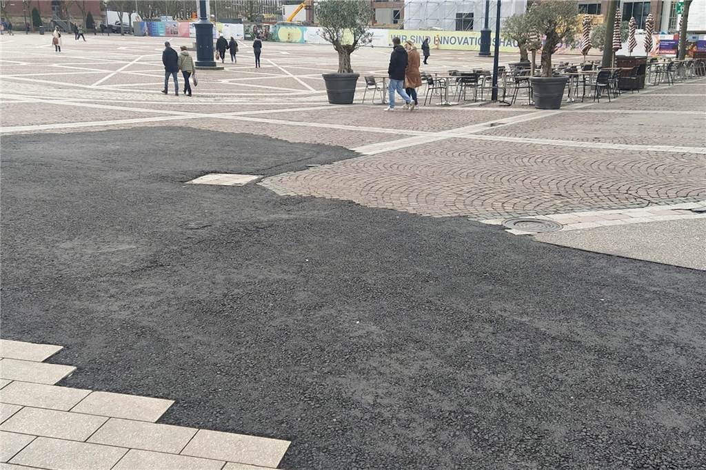Dortmunder ärgern sich über „vernarbtes Stadtbild“ Den Flickenteppich auf dem Friedensplatz haben Thomas Vögeler und Thomas Teltz ebenfalls fotografisch dokumentiert.