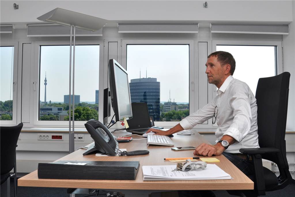 Den Florian fest im Blick: Dahmens Büroleiter Dirk Struß hat fast noch eine bessere Aussicht als sein Chef - dafür ist sein Büro im Sommer noch wärmer.