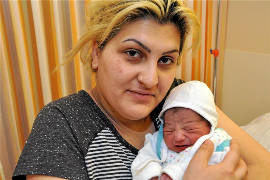 Das Neujahrsbaby heißt Damian Den Fototermin fand der kleine Damian gar nicht schön. Um 13.42 Uhr kam er als erstes Baby im neuen Jahr im St.-Marien-Hospital zur Welt. Mama Julietta hat Silvester in den Wehen verbracht.