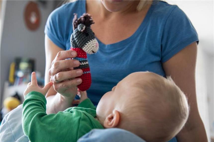 Elternzeit kann auch langweilig sein Den ganzen Tag das Baby bespaßen: Für manche ist das erfüllend, für manche pure Langeweile. Foto: Christin Klose/dpa-tmn