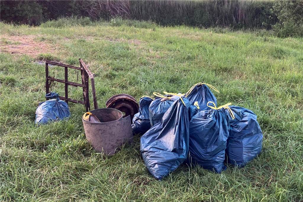 Stand-Up-Paddler säubern Lippe: Müllberg aus dem Fluss gefischt Den gesammelten Müll transportierte de Lippeverband später ab.