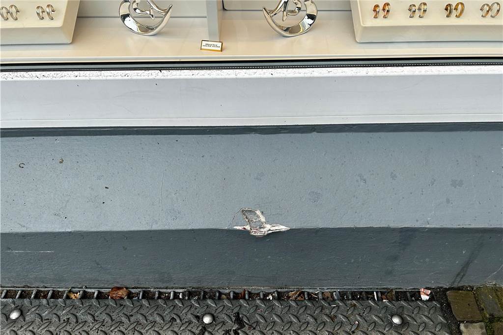 Einbruchsversuch bei Juwelier: Täter auf Video festgehalten Den größten Schaden von dem Einbruchsversuch hat der Sockel unterhalb des Schaufensters genommen.