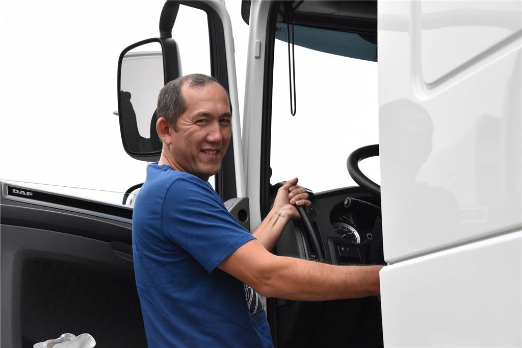 Den größten Teil des Tages verbringt Sergej Gejn im Fahrerhaus des Lkw-Kopfes. Meistens ist er mit demselben unterwegs.