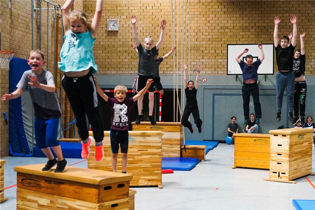 Von Tanz bis Kampf: VFL Ahaus sorgt zum 130-Jährigen für viel Bewegung Den größten Zulauf erfährt momentan die Parkourabteilung. 160 Mitglieder trainieren derzeit in sechs Trainingseinheiten pro Woche. Die unterschiedlichen Parkourelemente konnte man am Sonntag ausprobieren.