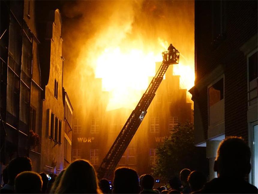 Großbrand während eines Volksfestes in Rheine Den Großbrand in Rheine auf dem alten Marktplatz verfolgten Tausende von Schaulustigen, die die Straßenparty besucht hatten.