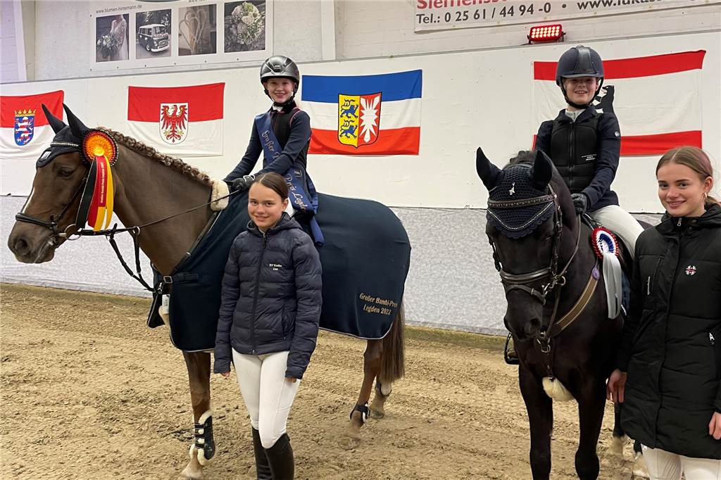 Die Ponyspringelite maß sich am Wochenende: vier Tage Ponymeeting Den großen Bambi Preis nahmen Hanna Austermann und Heidi Küpers mit nach Vreden.