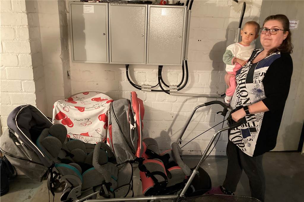 Frühchen-Zwillings-Mama hat einen Wunsch: Großes Auto für Lenn und Lara Zu sehen sind Vanessa und Lara Graß mit dem Doppelsitzer-Therapiebuggy.