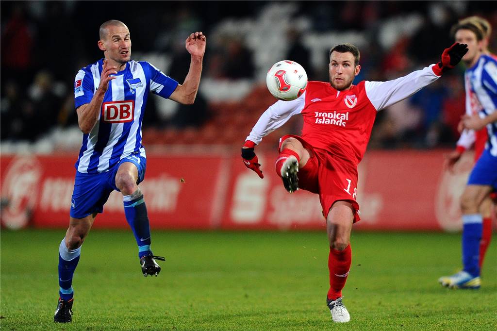 Nach Real Madrid hatte anderer spanischer Klub Interesse an Marc Kruska Den Großteil seiner 472 Profi-Spiele bestritt Marc Kruska (am Ball) in der 2. Bundesliga - wie hier am 3. Dezember 2012 im Stadion der Freundschaft in Cottbus für den FC Energie gegen Hertha BSC Berlin.