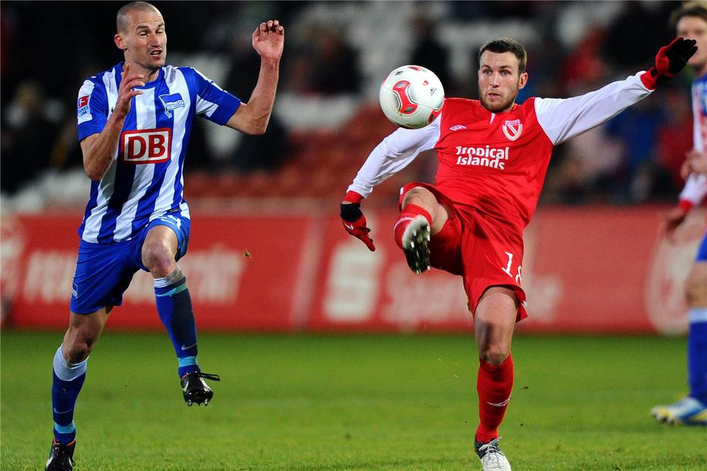 Den Großteil seiner 472 Profi-Spiele bestritt Marc Kruska (am Ball) in der 2. Bundesliga - wie hier am 3. Dezember 2012 im Stadion der Freundschaft in Cottbus für den FC Energie gegen Hertha BSC Berlin.