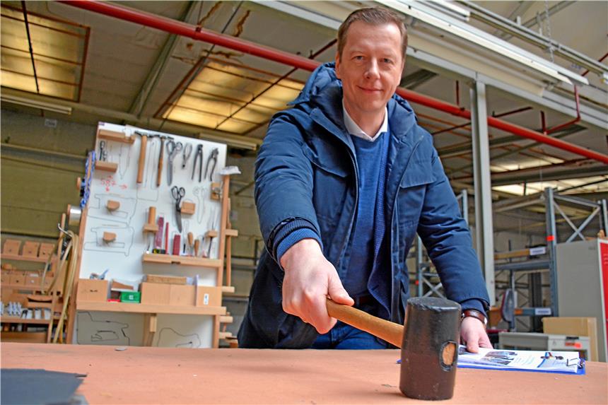 Spahn-Inventar unter dem Online-Hammer Den Hammer nahm Hubert Küpers nur für das Foto in die Hand. Die eigentliche Versteigerung findet im Internet unter www.ivg.auction statt.