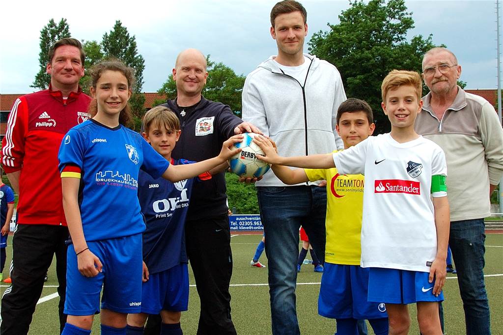 Fußball-Profi Michael Esser ist plötzlich wieder Keeper in der 1. Liga Den heimischen Nachwuchs-Fußball, dem er auch selbst entsprang, verfolgt Profi-Keeper Michael Esser (Mitte) oftmals noch selbst – wie hier bei der Eröffnung der Feld-Stadtmeisterschaft im vergangenen Sommer.