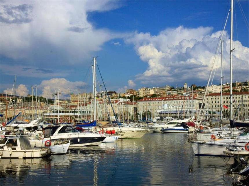 Mit Jules Vernes «Mathias Sandorf» durch Triest und Istrien Den heutigen Segelhafen von Triest nahm Sandorf im Roman in den Blick - Jules Verne schrieb von den Heimatlosen dort, heute kommen vor allem viele Touristen. Foto: Michael Juhran