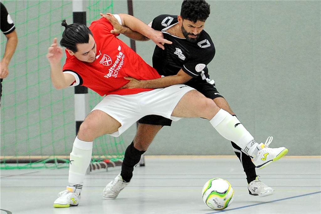 Holzpfosten-Team als Wiederholungstäter gegen den Meister: „Haben alles wegverteidigt“ Den Holzpfosten-Futsalern (rotes Trikot) gelang gegen die favorisierten Kölner ein Überraschungs-Coup.