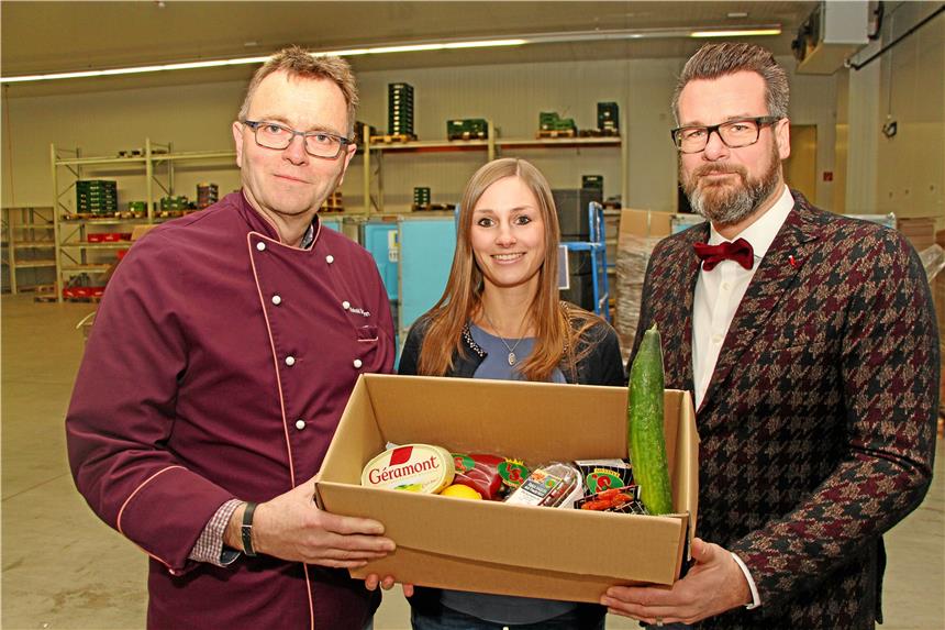 500 Haushalte können in Werne per App einkaufen Den Inhalt einer Beispiel-Kiste für die Bestell-App Food2go zeigen (v.l.): die Stroetmann-Mitarbeiter Winhold Schürmann,Lisa Brandstetter und Arnd Zimmermann.