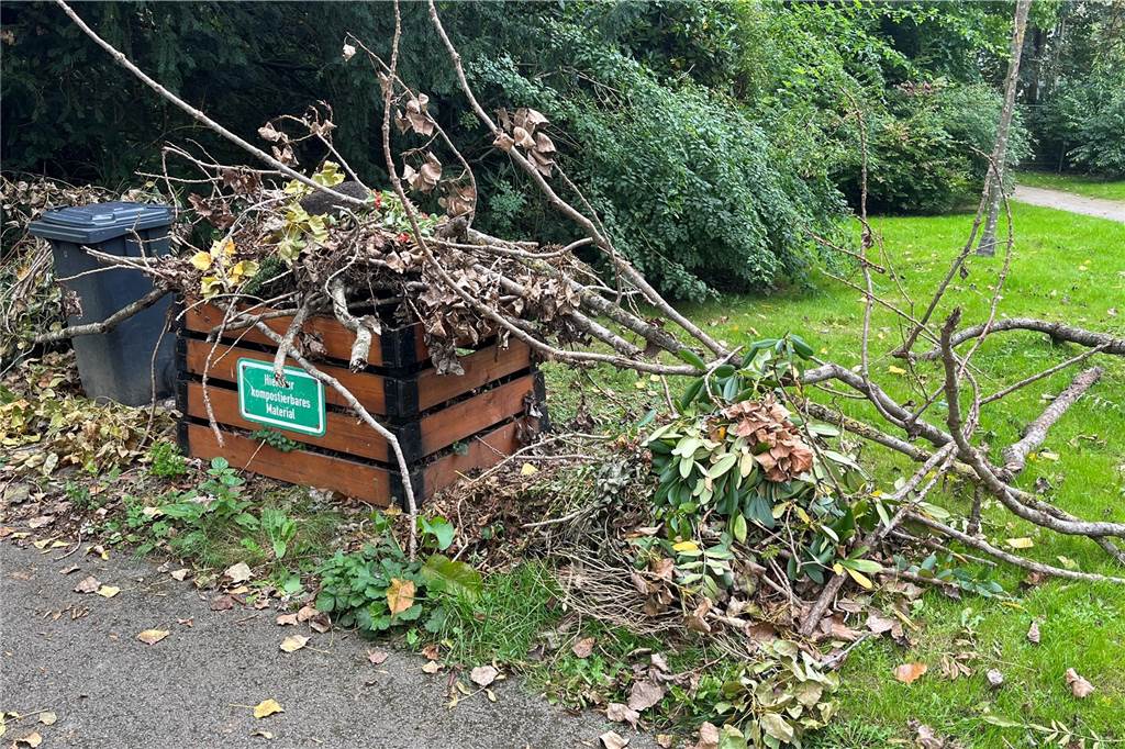 Ärger um ungepflegten Hauptfriedhof – Kompost und Äste überall Ein überfüllter Kompostbehälter auf dem Dortmunder Hauptfriedhof.