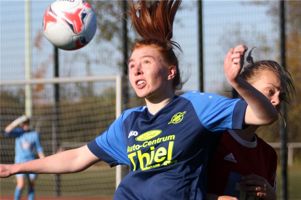 Pokalsieg und dritter Platz: Vogel setzt sich in Landesliga durch Annika Vogel köpft den Ball.