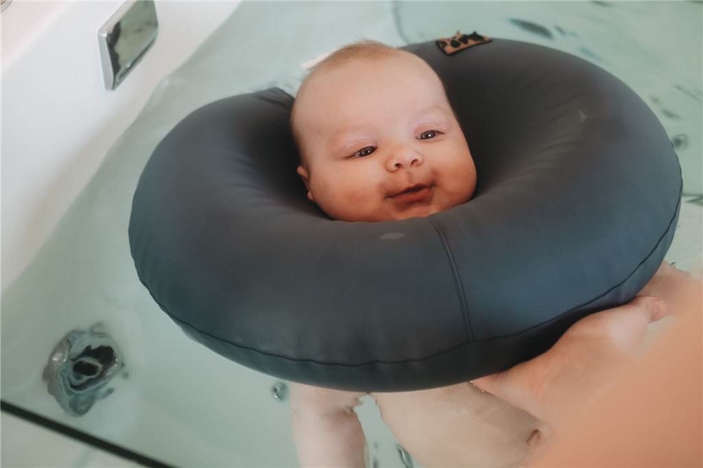 Wellness-Luxus für „the little ones“: Dorstener Babys ganz entspannt Baby mit Schwimmring im Floating-Becken