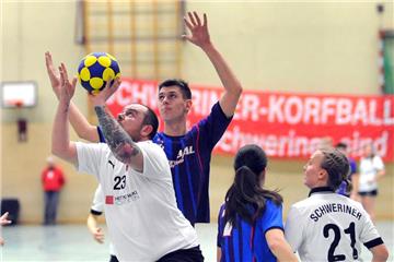 Den Korb fest im Blick hatte Mike Dieckmann vom Schweriner KC (Foto oben, am Ball) im Vorrundenspiel gegen den späteren Turniersieger Barcelona KC.