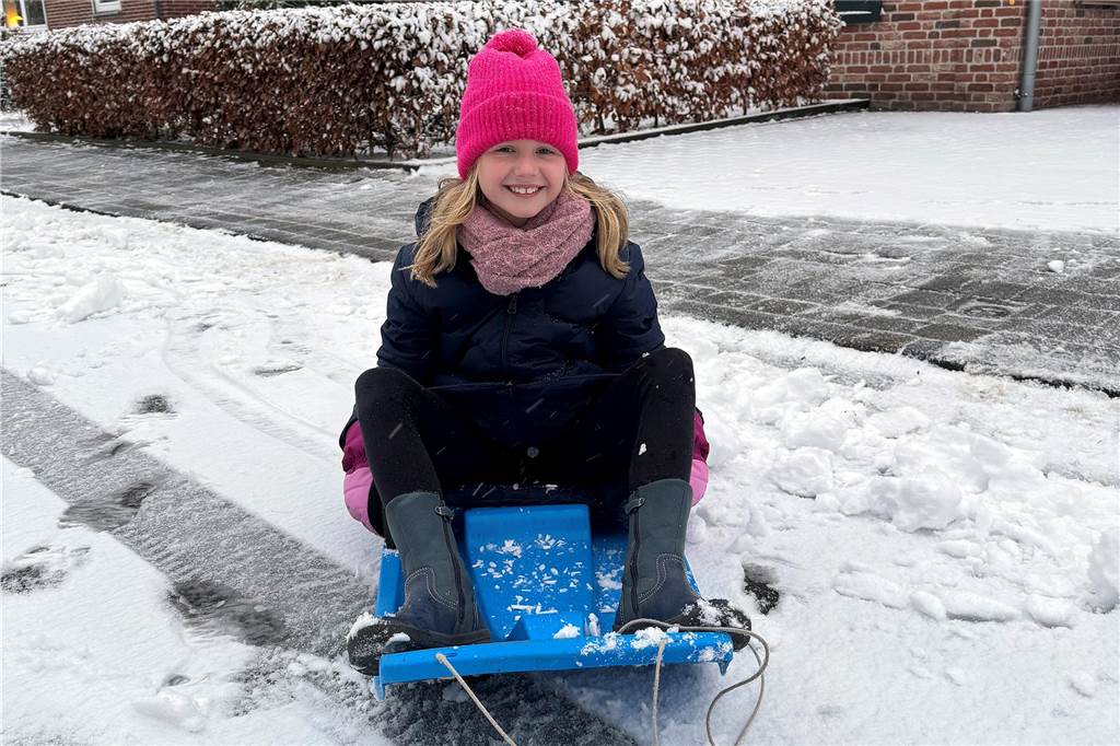 Den kurzen Wintereinbruch hat Jule Segbert aus Vreden genutzt, um zu ihrer ersten Schlittenfahrt im neuen Jahr aufzubrechen.