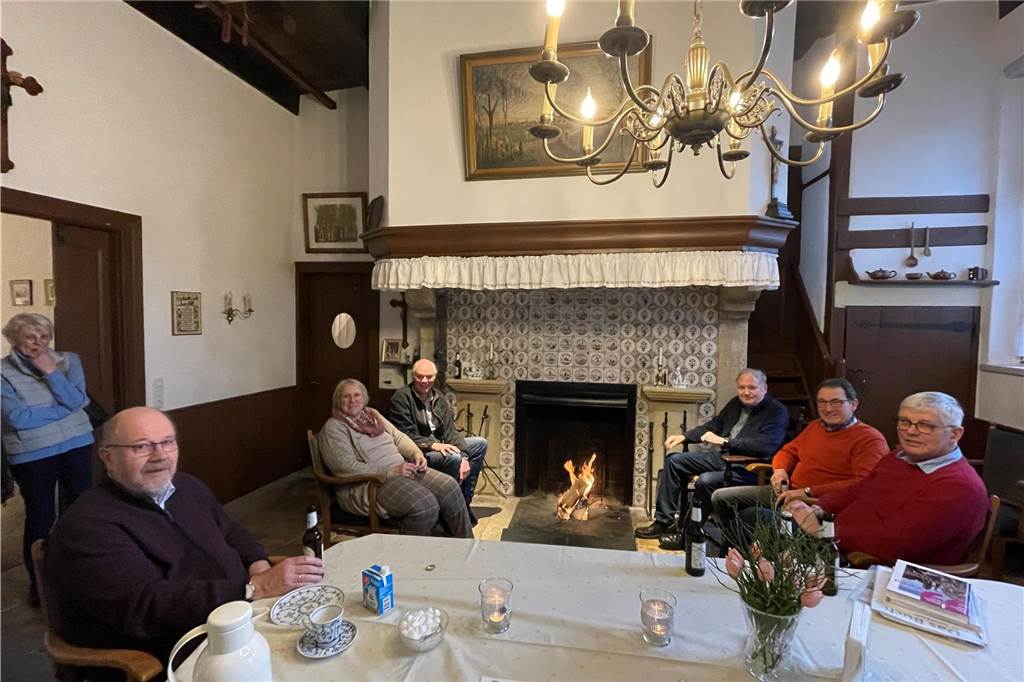 „Vivat Lechtmiss“: Heimatverein lockt mit „Arme-Leute-Essen“ Männer sitzen am Herdfeuer im Haus Weßling