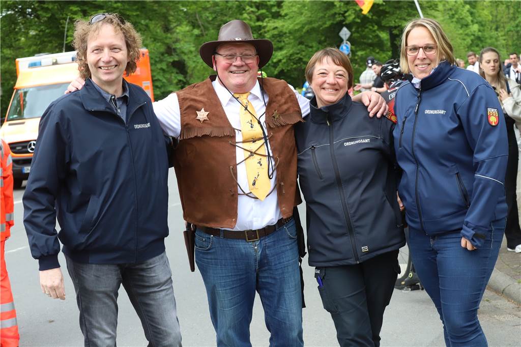 Tausende feiern den Mai: Grillwiese am Cappenberger See wird Party-Zone Den Maigang erlebte Polizist Heinz-Willi Quante sonst immer im Dienst - doch beim letzten Maigang vor dem Ruhestand war er selbst dabei - verkleidet als "Dorf-Sheriff". Die Mitarbeiter des Ordnungsamtes Selm freuten sich über den Besuch des alten Bekannten.