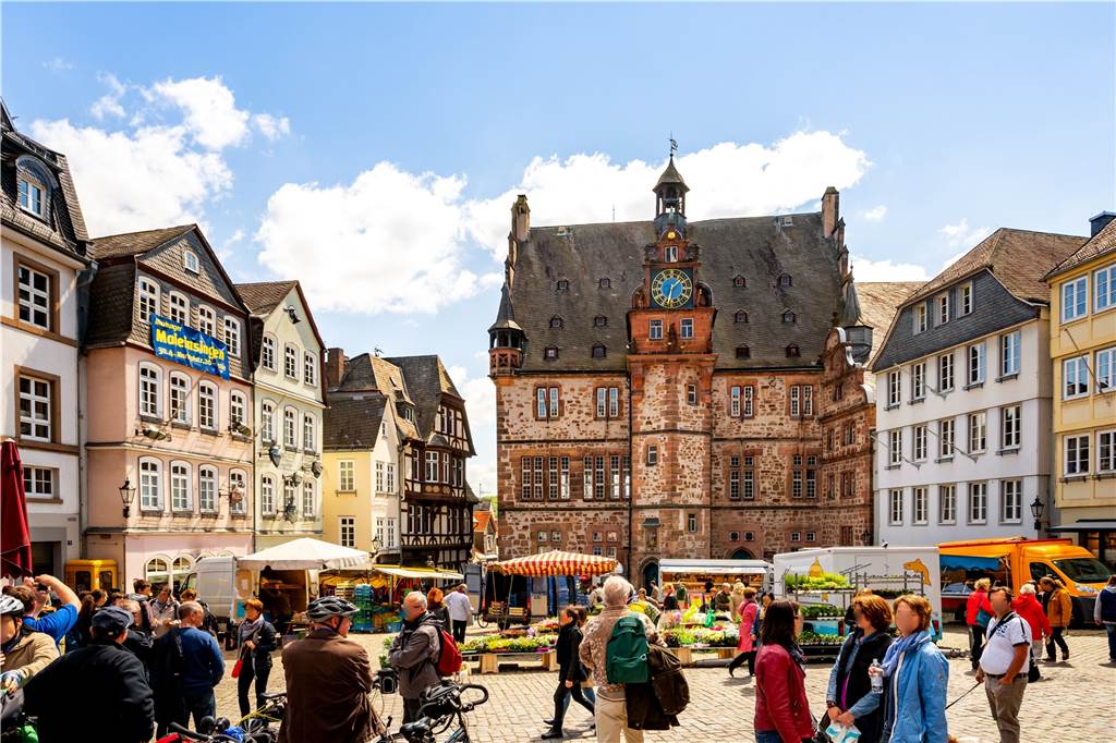 Tradition und Moderne: Tipps für eine Städtetour nach Marburg Den Mittelpunkt der Marburger Altstadt bildet der Marktplatz mit seinem historischen Rathaus.