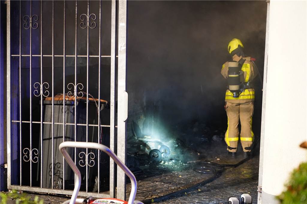 Feuerwehreinsatz am Einkaufszentrum in Castrop-Rauxel Den Mülltonnen-Brand hatten die Rettungskräfte schnell unter Kontrolle.