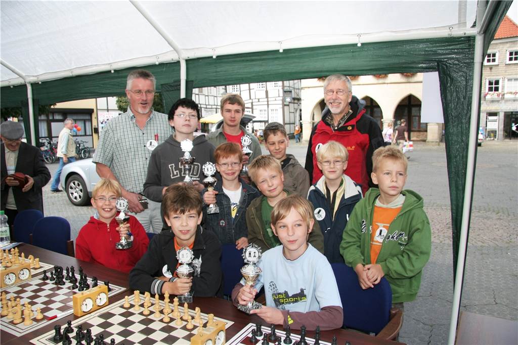 Bekannter Werner Schachspieler und Lehrer stirbt im Alter von 75 Jahren Den Nachwuchs hatte Alfred Schreiber (r.) immer im Blick.