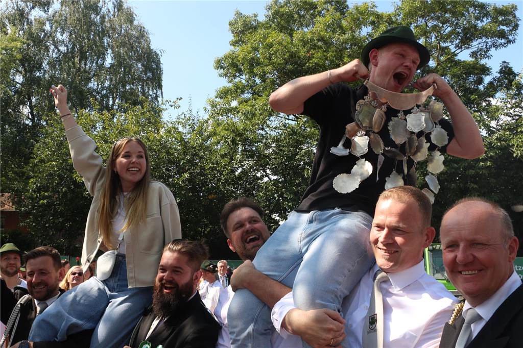 Jubel hallt durch Südlohn: Nico Vennes wird neuer König der Vitus-Schützen Das Königspaar wird auf Schultern getragen.