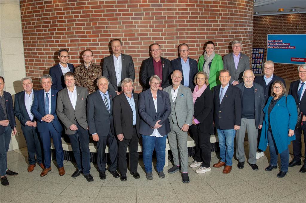 Industrie- und Handelskammer zeichnet mehrere Dorstener aus Den neuen Trägerinnen und Trägern des Ehrenzeichens der Handwerkskammer Münster gratulieren deren Präsident, Jürgen Kroos (3. von links), die Vizepräsidenten Josef Trendelkamp und Bernhard Blanke (von links) und Hauptgeschäftsführer Thomas Banasiewicz (rechts).