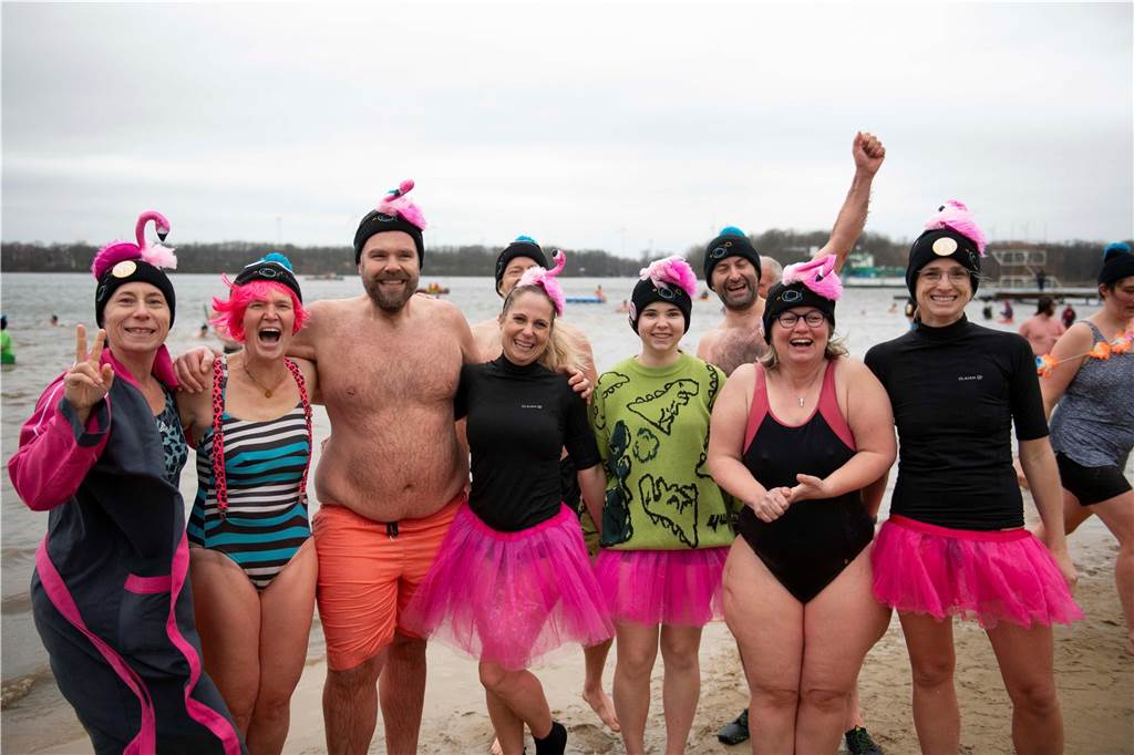 Spende vom Neujahrsschwimmen: Suppenküche hat 5000 Euro mehr im Topf Neujahrsschwimmer lachen in die Kamera.