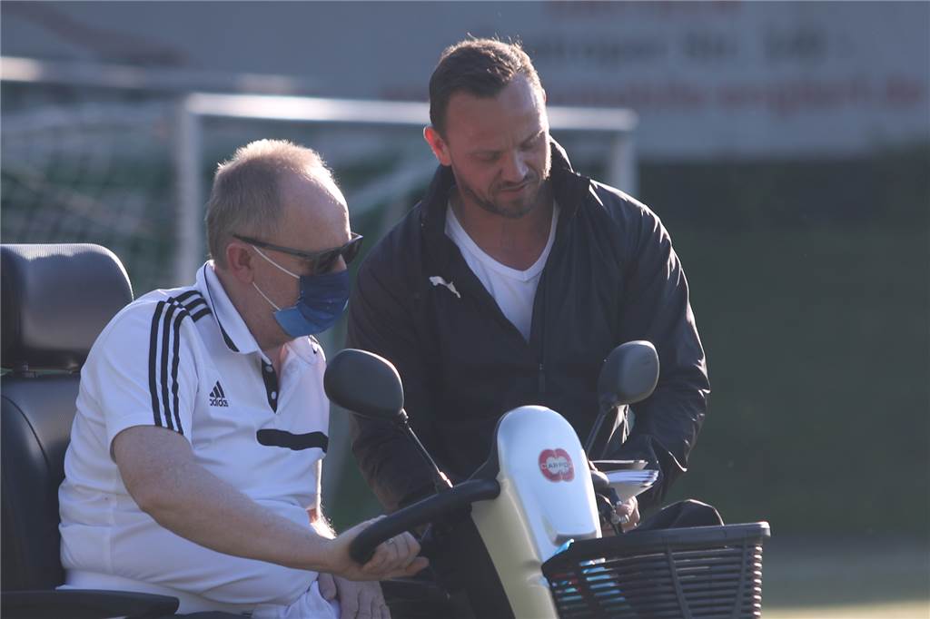 Abgangswelle trotz Zusage – Frust beim SuS Olfen: „Hat mit Ehre und Moral nichts zu tun“ Den Olfener Weg will Norbert Sander (l.) mit aller Konsequenz gehen. Das betonte der Sportliche Leiter auch bei der Verlängerung mit Trainer Patrick Linnemann.