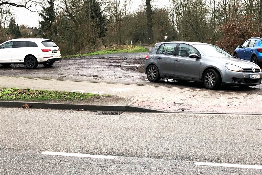 Hotel Humbert soll der Deutschen Bahn Eigentum abtreten - im Gegenzug gibt es nichts? Den Parkplatz gegenüber dem Hotel Humbert hat die Familie vom Grafen von Merveldt gepachtet.