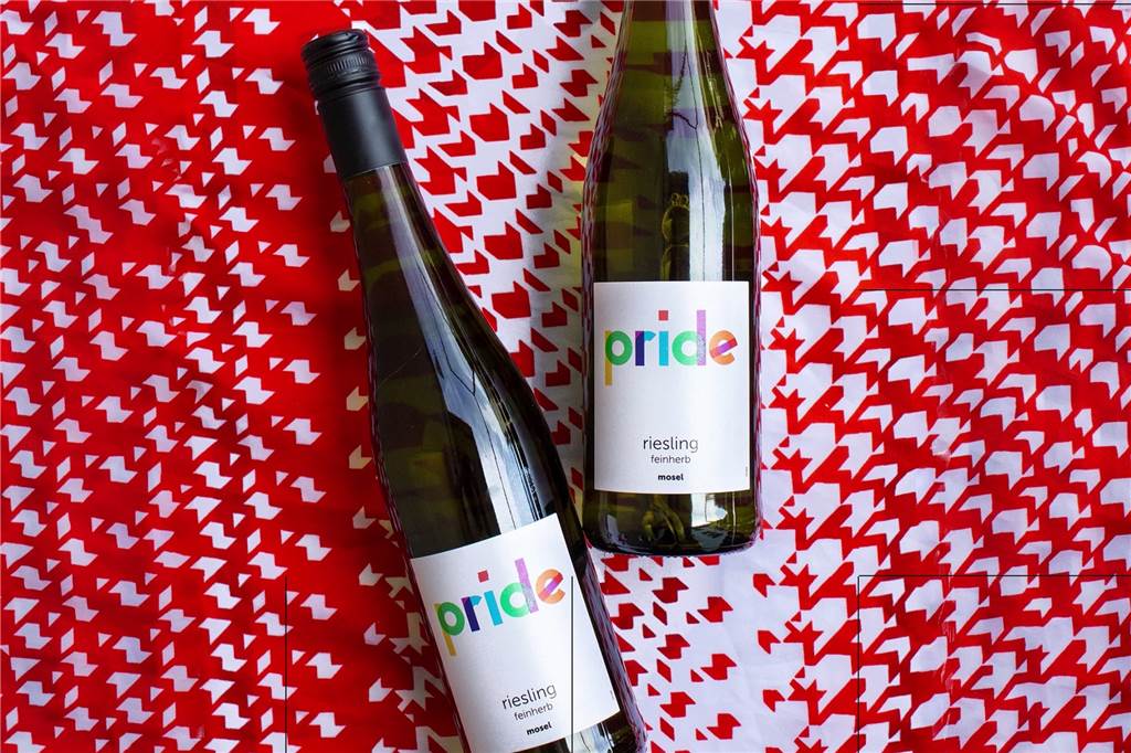 Mit eigener Firma: Südkirchener unterstützt mit Wein queere Community Den Pride Wein gibt es in einigen Lokalen in Münster und auch im Onlineshop.