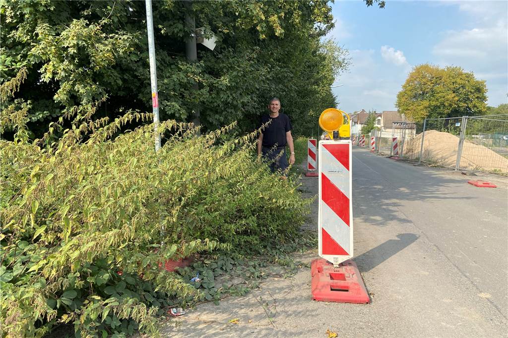 Verloren im Schilderwald: Baustelle in Dortmund verwirrt Fußgänger Den provisorischen Fußgänger-Weg am Zechenbach in Dortmund-Nette kann man an einigen Stellen nicht benutzen, weil er von Gestrüpp überwuchert ist.