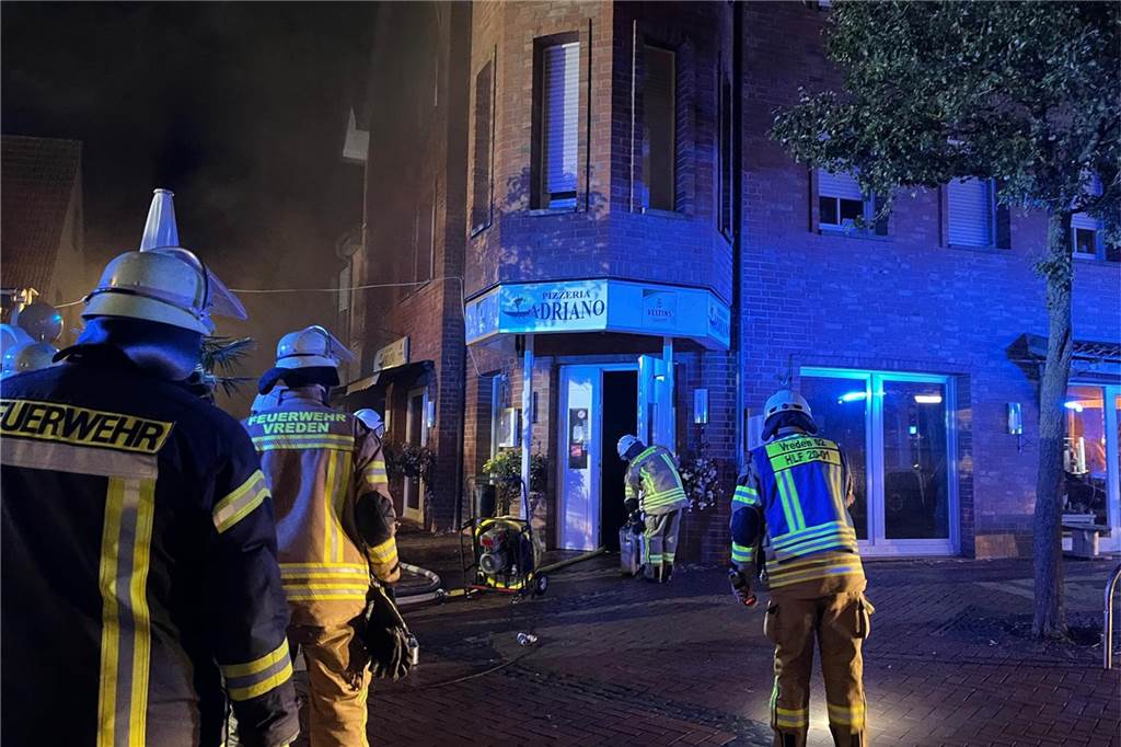 Feuer am Klühnmarkt in Vreden: 400.000 Euro Sachschaden, Restaurant betroffen Feuerwehrleute am Brandort