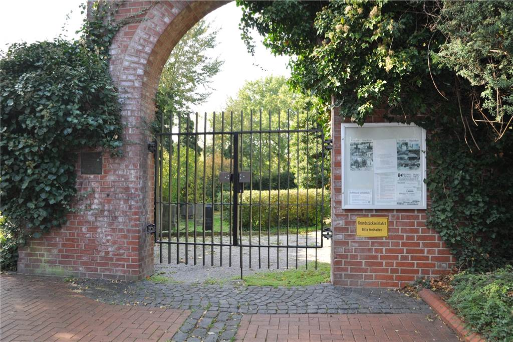 275 Jahre Geschichte und ein erneuerter Gedanke: Der Jüdische Friedhof in Castrop Den Schlüssel für dieses Tor gibt es beim Bereich Stadtgrün und Friedhofswesen im Rathaus und beim Stadtanzeiger nebenan.