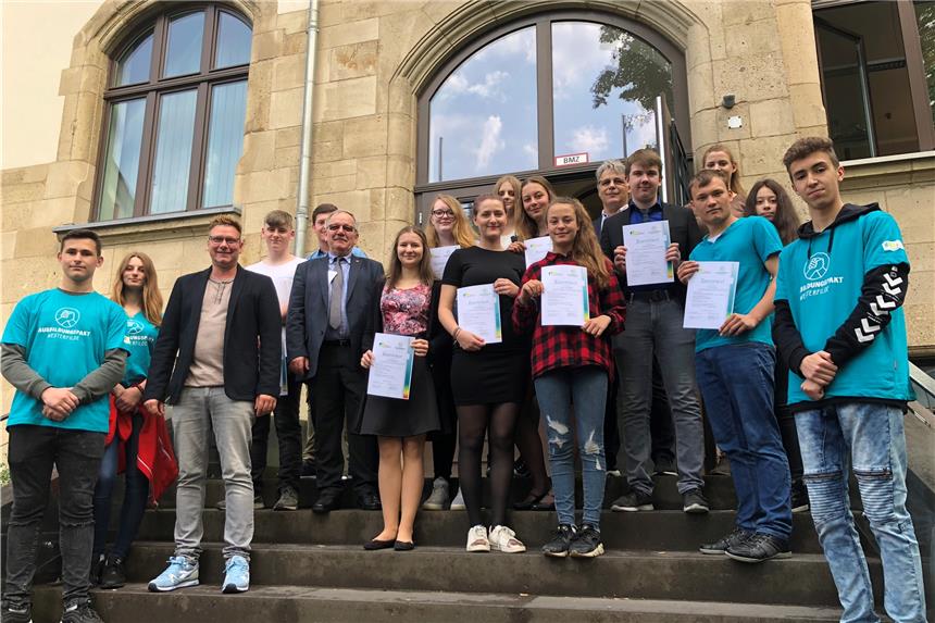 Den Schülern der Reinoldi-Sekundarschule überreichte Bezirksbürgermeister Wilhelm Tölch (5.v.l.) in Mengede ihre Ausbildungspakt-Zertifikate. Geehrt wurden: Michelle Böse, Lili Handurdyjeva, Alea von Kralik, Aimee Freimuth, Luisa Koppe, Florian Fughe, Nico Gerhardt, Nicole Bolik, Justin Güse, Kai Wilschewski und Irene Göllner.