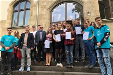 Den Schülern der Reinoldi-Sekundarschule überreichte Bezirksbürgermeister Wilhelm Tölch (5.v.l.) in Mengede ihre Ausbildungspakt-Zertifikate. Geehrt wurden: Michelle Böse, Lili Handurdyjeva, Alea von Kralik, Aimee Freimuth, Luisa Koppe, Florian Fughe, Nico Gerhardt, Nicole Bolik, Justin Güse, Kai Wilschewski und Irene Göllner.
