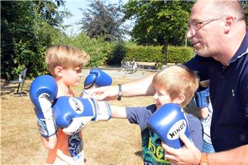 Den Schuki-Club in Raesfeld wird es auch in diesen Ferien wieder geben. Im letzten Jahr zeigte Jürgen Lebbing (r.) beim Muay-Thai-Training den Jungen am Raesfelder Jugendhaus, wie man seine Deckung hält und gezielte Schläge austeilt.