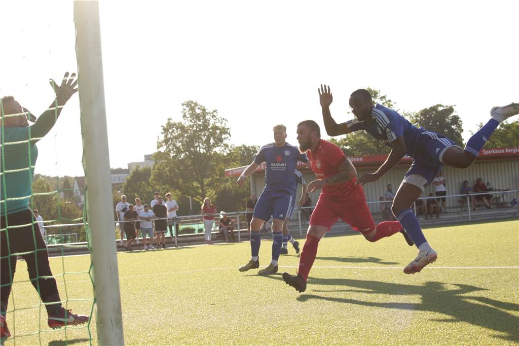 Kreispokal: Holzwickedes Finn Jona Heinings reißt TuRa Bergkamen aus allen Träumen Den sehenswerten Treffer zum 1:0 besorgte Dondre Julijah Robinson.