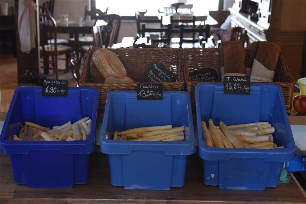 Die Spargelsaison beginnt: Landwirt Jan Menken bleibt trotz Problemen positiv Den Spargel gibt es geschält ab 12,90 Euro pro Kilo zu kaufen.