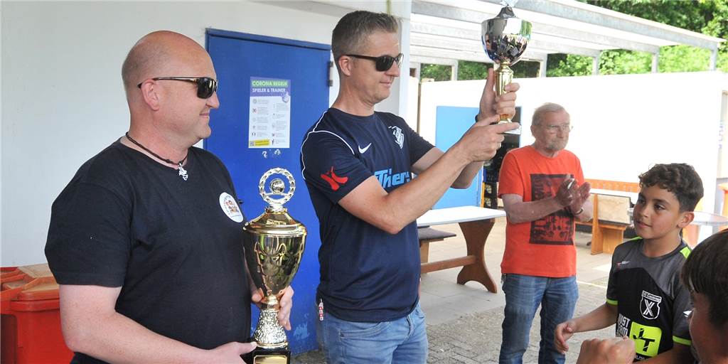 Fünf Stadtmeisterschafts-Entscheidungen, fast 100 Fotos von den finalen Duellen Den Stadtmeisterpokale überreichten in Carsten Cwik (l) vom Stadtsportverband und Frohlindes Jugendfußball-Chef Dirk Werdelmann (M) - wie hier an die E-Junioren der SG Castrop.