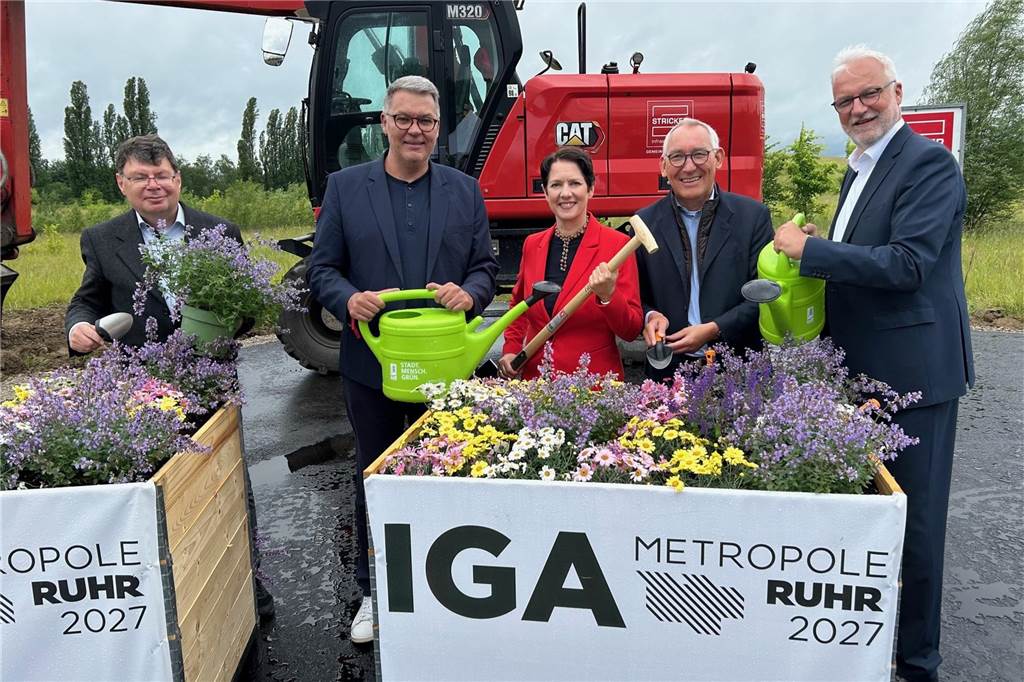 „Gartenschauen machen glücklich“: Kokereipark für IGA2027 entsteht Den Startschuss für die IGA-Bauarbeiten an der Kokerei Hansa gaben mit Spaten und Gießkanne (vl.l.) IGA-Geschäftsführer Hans Fischer, Oberbürgermeister Thomas Westphal, NRW-Landwirtschaftsministerin Silke Gorißen, Regierungspräsident Heinrich Böckelühr und RVR-Regionaldirektor Garrelt Duin.