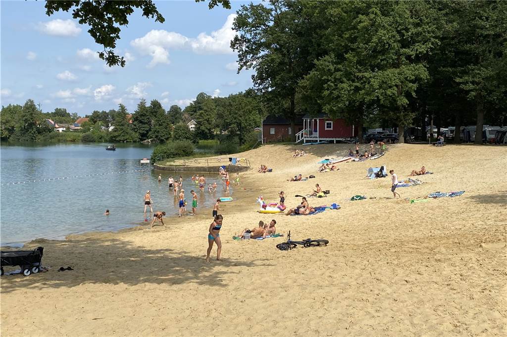 Ternscher See in Selm: Gute Nachrichten für Wasserratten Den Strand am Ternscher See haben in den vergangenen Tagen schon viele Menschen besucht, sagt Betriebsleiter Philip Grasekamp.