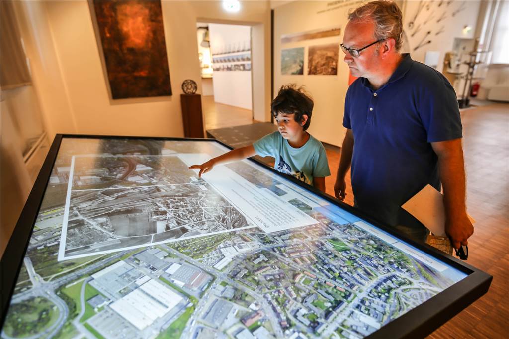 Als kleiner Stahlarbeiter im 3D-Stahlwerk Den Strukturwandel in Dortmund zeigt die Medienstation „Phoenix aus der Asche“.