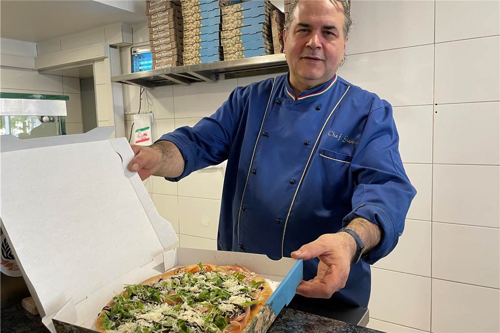 Allen Skeptikern zum Trotz: Paolo Leto eröffnet Pizzeria an Varziner Straße Koch Gianni de Nitto in der neuen Pizzeria "Da Paolo" in der Varziner Straße in Huckarde