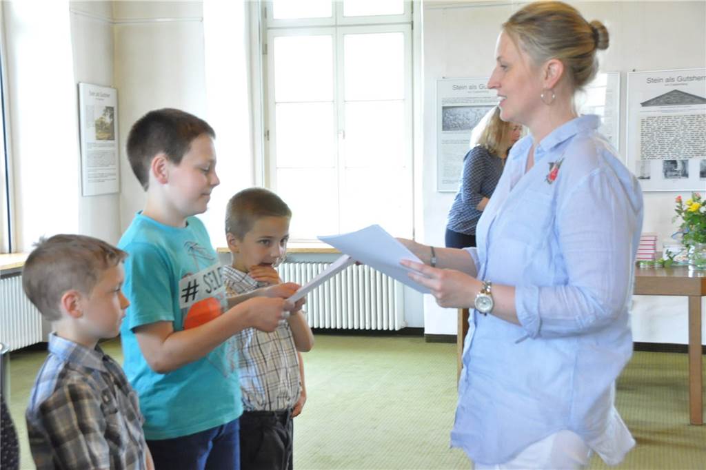 Scheidende Leiterin der Musikschule Selm: „Hinterlasse ein bestelltes Feld“ Den Teilnehmern der Klaviertage Urkunden zu überreichen, hat sich Verena Volkmer nie nehmen lassen.